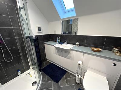 EN-SUITE SHOWER ROOM